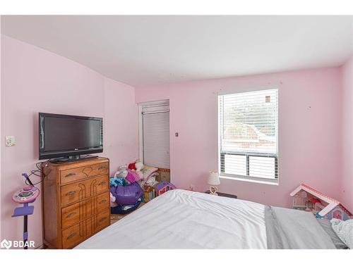 3442 Beachview Avenue, Cumberland, ON - Indoor Photo Showing Bedroom