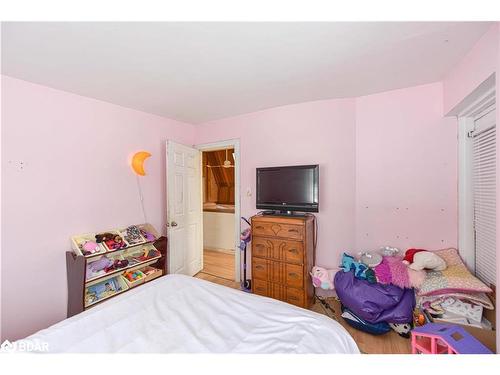 3442 Beachview Avenue, Cumberland, ON - Indoor Photo Showing Bedroom