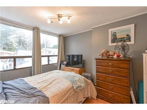 3442 Beachview Avenue, Cumberland, ON - Indoor Photo Showing Bedroom