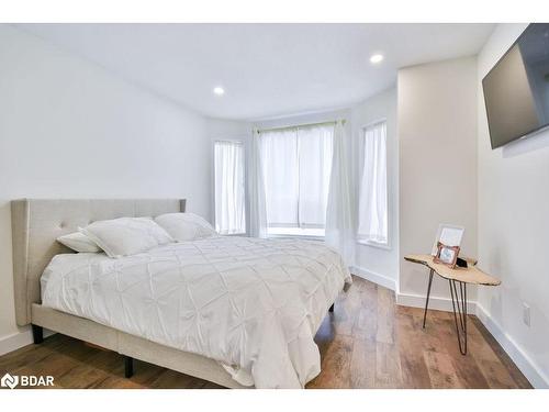 33 Brown Wood Drive, Barrie, ON - Indoor Photo Showing Bedroom