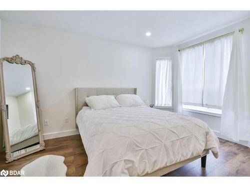 33 Brown Wood Drive, Barrie, ON - Indoor Photo Showing Bedroom