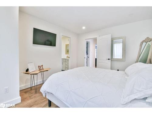 33 Brown Wood Drive, Barrie, ON - Indoor Photo Showing Bedroom