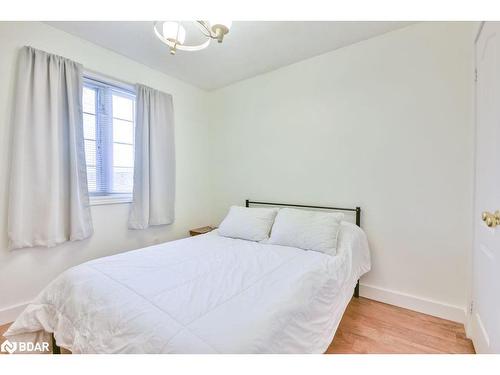 33 Brown Wood Drive, Barrie, ON - Indoor Photo Showing Bedroom