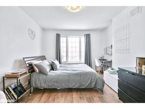 33 Brown Wood Drive, Barrie, ON - Indoor Photo Showing Bedroom