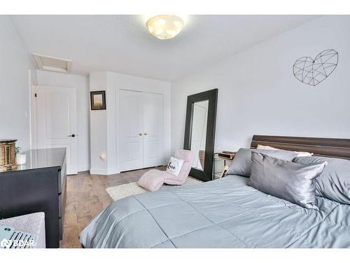 33 Brown Wood Drive, Barrie, ON - Indoor Photo Showing Bedroom