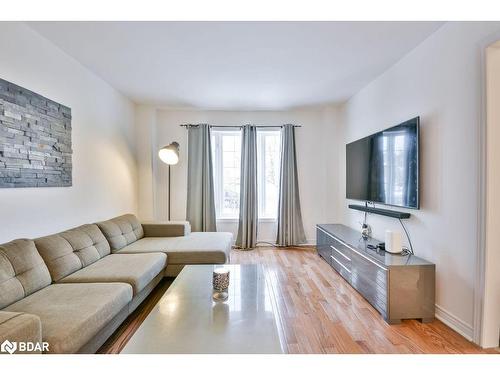 33 Brown Wood Drive, Barrie, ON - Indoor Photo Showing Living Room