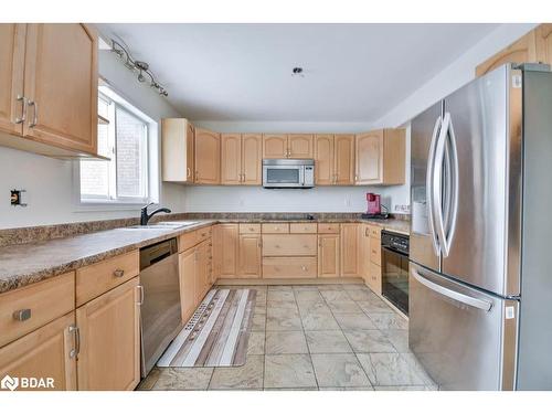 33 Brown Wood Drive, Barrie, ON - Indoor Photo Showing Kitchen