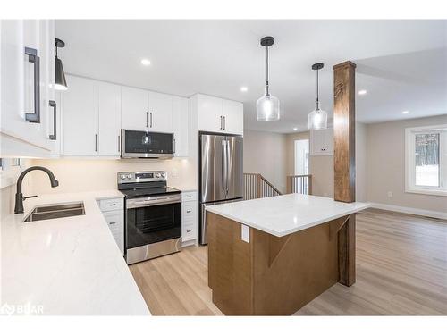 2386 South Orr Lake Road, Elmvale, ON - Indoor Photo Showing Kitchen With Double Sink With Upgraded Kitchen