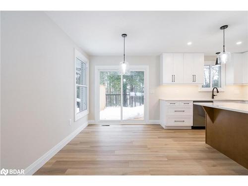 2386 South Orr Lake Road, Elmvale, ON - Indoor Photo Showing Kitchen With Upgraded Kitchen