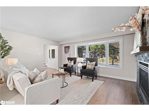 75 Marshall Street, Barrie, ON - Indoor Photo Showing Living Room