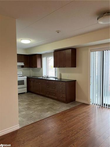 101-496 Yonge Street, Barrie, ON - Indoor Photo Showing Kitchen