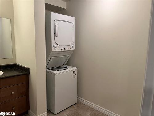 101-496 Yonge Street, Barrie, ON - Indoor Photo Showing Laundry Room