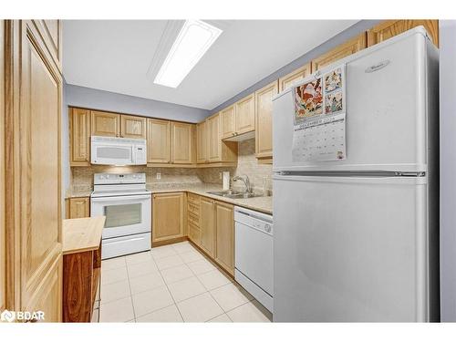 109-500 Mapleview Drive W, Barrie, ON - Indoor Photo Showing Kitchen With Double Sink