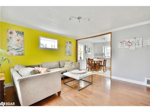 1231 10Th Line, Innisfil, ON - Indoor Photo Showing Living Room