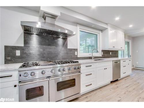 1369 Ryerson Boulevard, Orillia, ON - Indoor Photo Showing Kitchen With Upgraded Kitchen