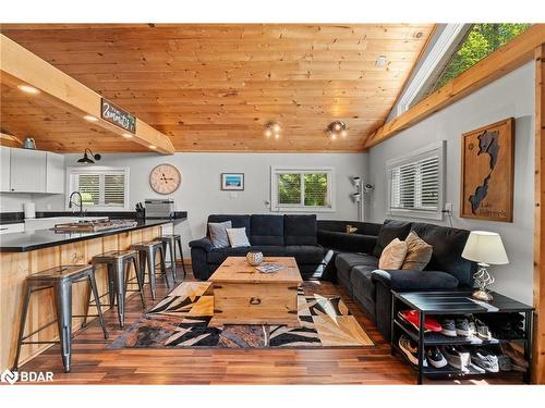 104 Fulsom Crescent, Kawartha Lakes, ON - Indoor Photo Showing Living Room