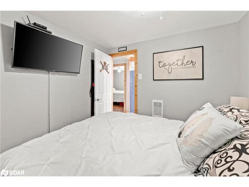 104 Fulsom Crescent, Kawartha Lakes, ON - Indoor Photo Showing Bedroom