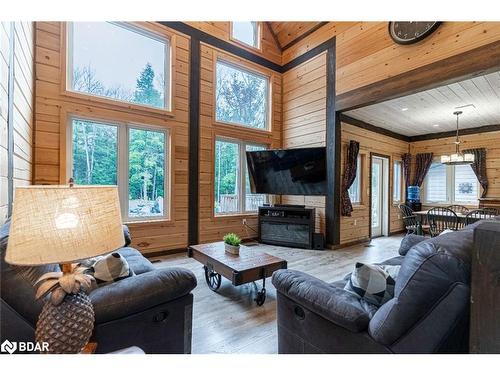 4057 Cambrian Road, Washago, ON - Indoor Photo Showing Living Room