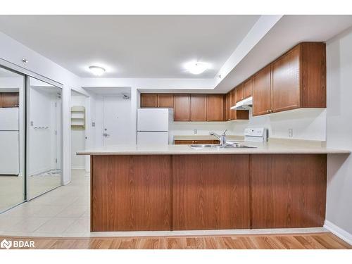 220-16 Westbury Road, Wasaga Beach, ON - Indoor Photo Showing Kitchen With Double Sink