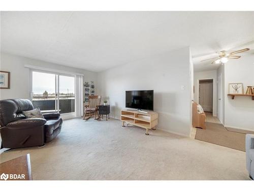 407-460 Ontario Street, Collingwood, ON - Indoor Photo Showing Living Room