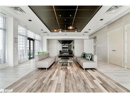 1709-4633 Glen Erin Drive, Mississauga, ON - Indoor Photo Showing Living Room