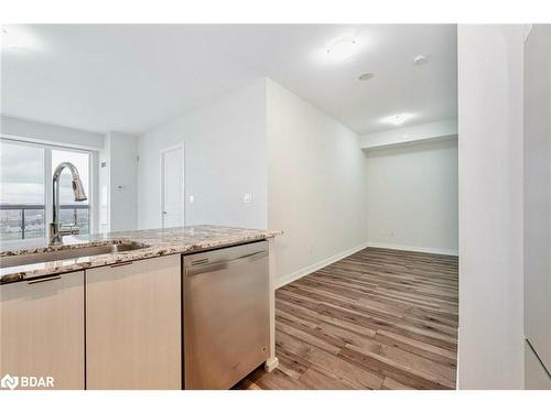 1709-4633 Glen Erin Drive, Mississauga, ON - Indoor Photo Showing Kitchen