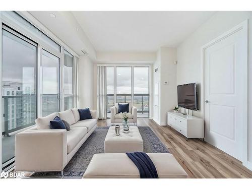 1709-4633 Glen Erin Drive, Mississauga, ON - Indoor Photo Showing Living Room