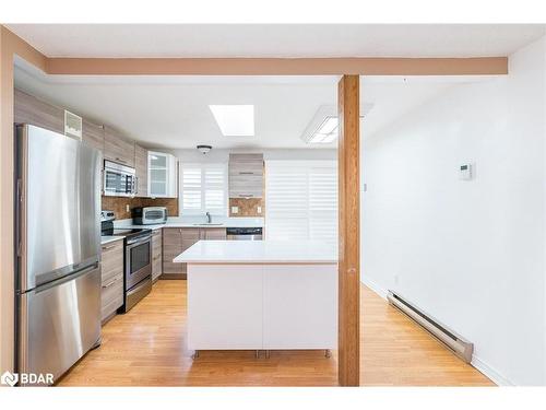 9 Coles Street, Barrie, ON - Indoor Photo Showing Kitchen