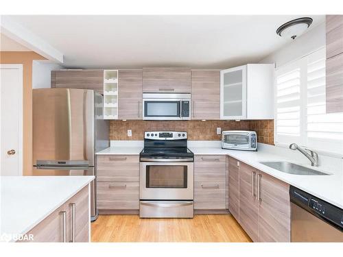 9 Coles Street, Barrie, ON - Indoor Photo Showing Kitchen