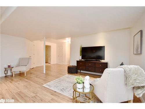 3089 Emperor Drive, Orillia, ON - Indoor Photo Showing Living Room