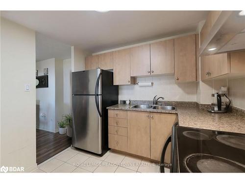 604-6720 Glen Erin Drive, Mississauga, ON - Indoor Photo Showing Kitchen With Double Sink