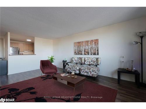 604-6720 Glen Erin Drive, Mississauga, ON - Indoor Photo Showing Living Room