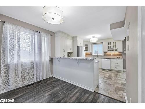 31 Brown Wood Drive, Barrie, ON - Indoor Photo Showing Kitchen