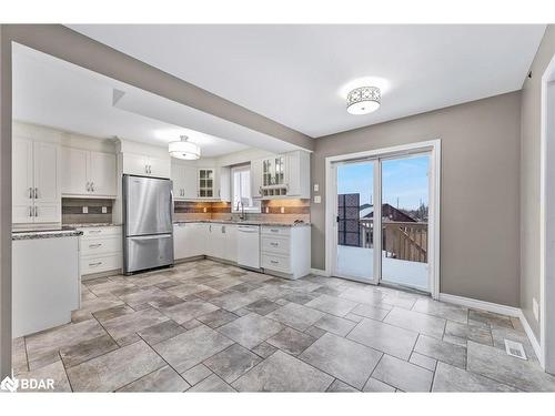 31 Brown Wood Drive, Barrie, ON - Indoor Photo Showing Kitchen