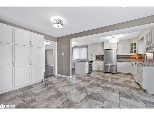 31 Brown Wood Drive, Barrie, ON - Indoor Photo Showing Kitchen