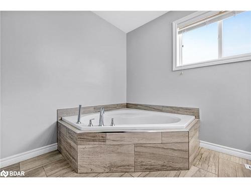 31 Brown Wood Drive, Barrie, ON - Indoor Photo Showing Bathroom