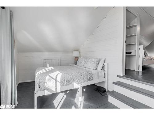 6568 Quarry Point Road, Ramara, ON - Indoor Photo Showing Bedroom