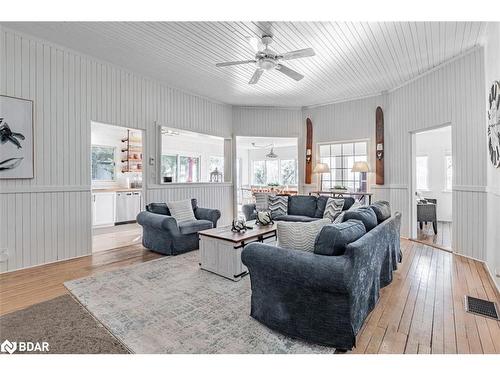 6568 Quarry Point Road, Ramara, ON - Indoor Photo Showing Living Room