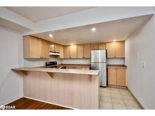 304-16 Raglan Street, Collingwood, ON - Indoor Photo Showing Kitchen