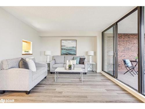 106-181 Collier Street, Barrie, ON - Indoor Photo Showing Living Room