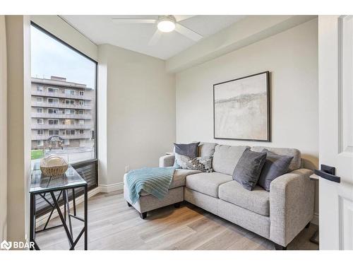 106-181 Collier Street, Barrie, ON - Indoor Photo Showing Living Room