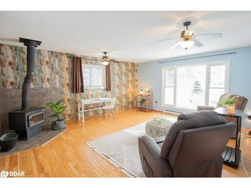 7573 Hwy 35, Kawartha Lakes, ON - Indoor Photo Showing Living Room