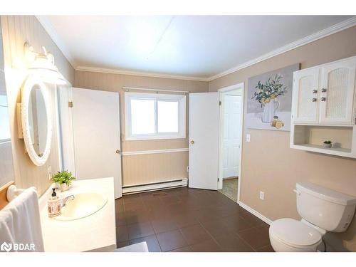 7573 Hwy 35, Kawartha Lakes, ON - Indoor Photo Showing Bathroom