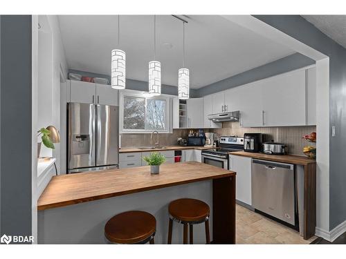 243 Mclellan Court, Kingston, ON - Indoor Photo Showing Kitchen