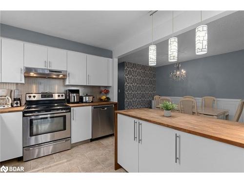 243 Mclellan Court, Kingston, ON - Indoor Photo Showing Kitchen