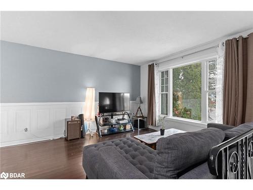 243 Mclellan Court, Kingston, ON - Indoor Photo Showing Living Room