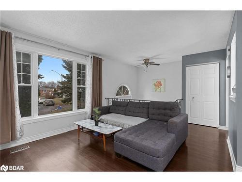 243 Mclellan Court, Kingston, ON - Indoor Photo Showing Living Room