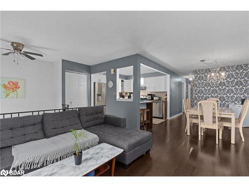 243 Mclellan Court, Kingston, ON - Indoor Photo Showing Living Room