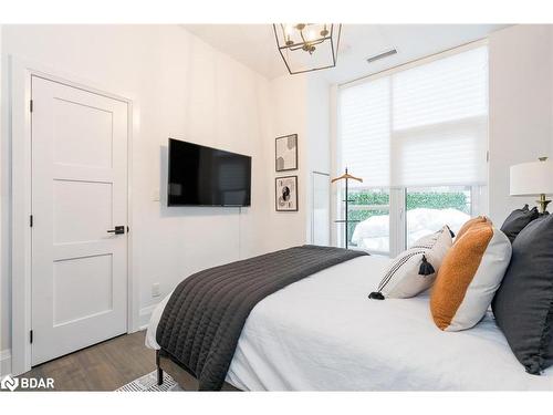 Gph5-111 Worsley Street, Barrie, ON - Indoor Photo Showing Bedroom