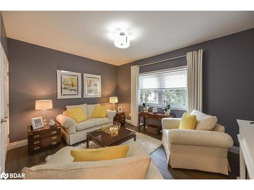 2517 Norton Road, Washago, ON - Indoor Photo Showing Living Room